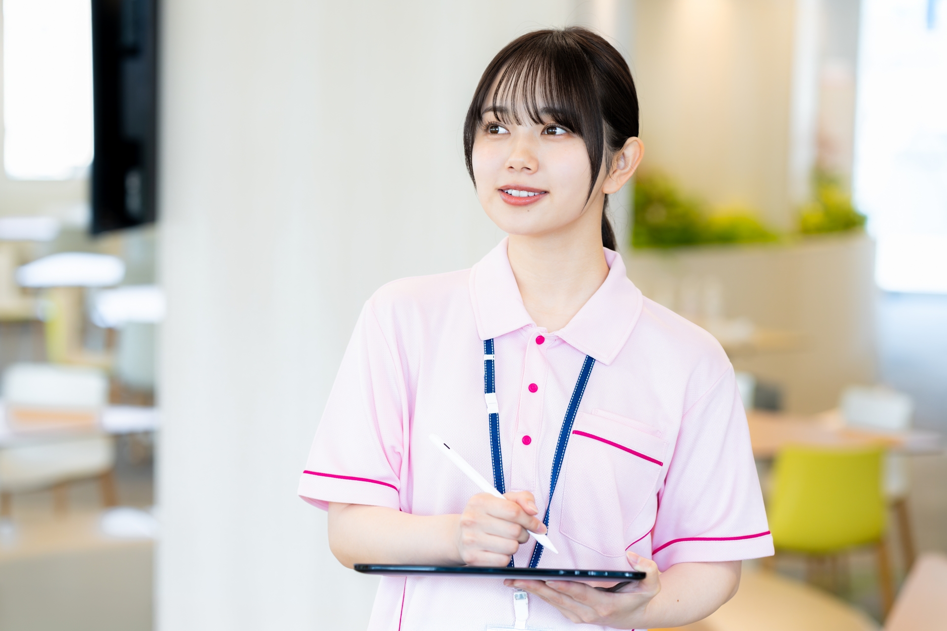 ナースコール対応に追われるスタッフの様子