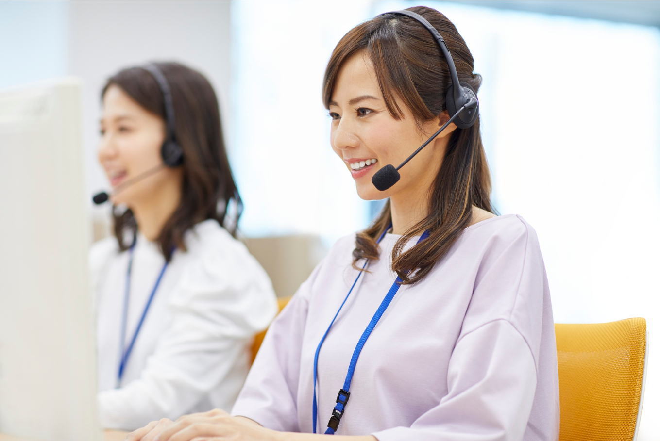 笑顔で対応するスタッフ